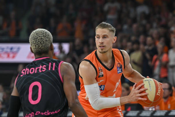 截胡！曼联计划6000万欧强挖巴萨铁闸，阿劳霍或成红魔复兴关键？.