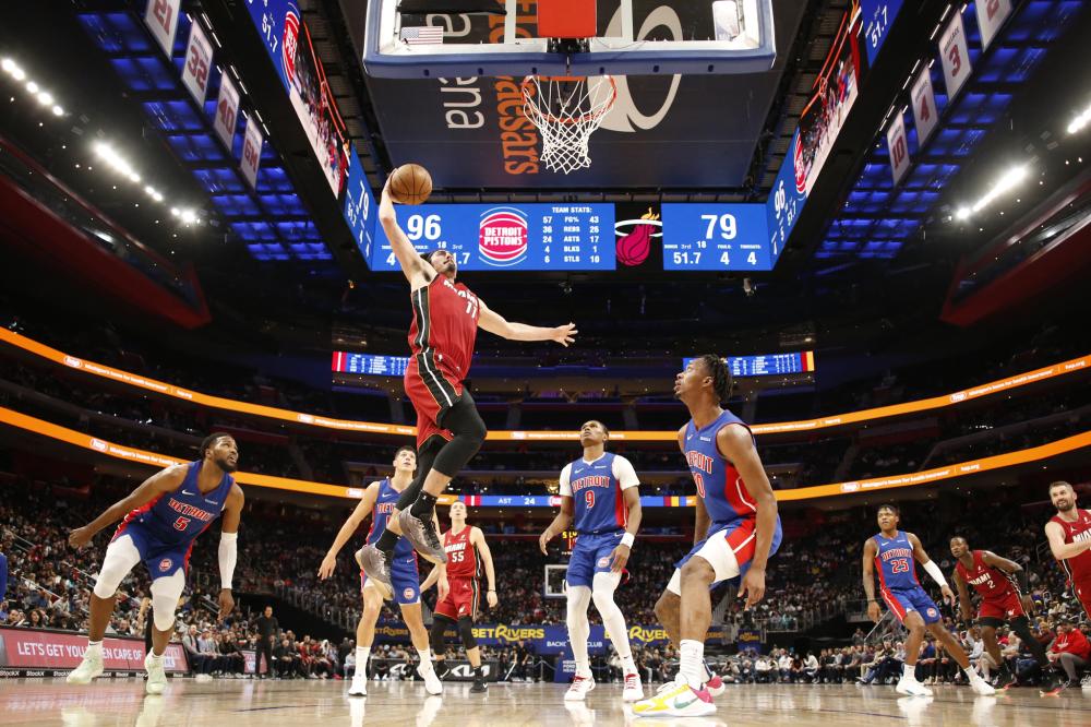 热刺斥资高价引进荷兰新秀哈维-西蒙斯，弗兰克的得力指挥官