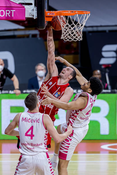 弗拉格来到最年轻单场40分5板5助行列，后面是詹姆斯&杜兰特（弗拉格成史上最年轻单场40分5板5助，詹姆斯、杜兰特紧随其后）